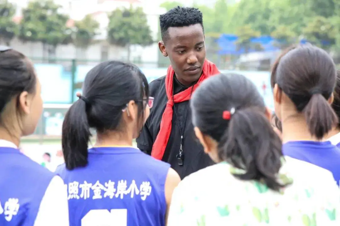 篮球教练如何帮助球员理解规则的重要性?_1